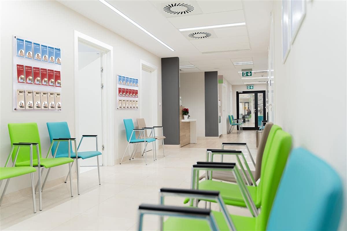 Displays2go 3-Tiered Clear Acrylic Magazine Rack, Adjustable, 9-18 Pockets - Clear (2RP9CLR)