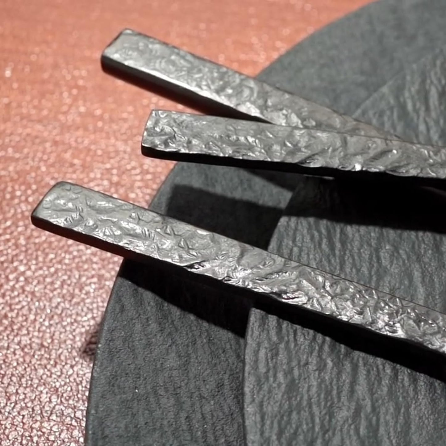 KINGSTONE 30 Pcs Black Hammered Silverware Set for 6, 18/10 Stainless Steel Heavy Duty Flatware Set, Tableware Cutlery Utensil Sets for Home Restaurant Dishwasher Safe