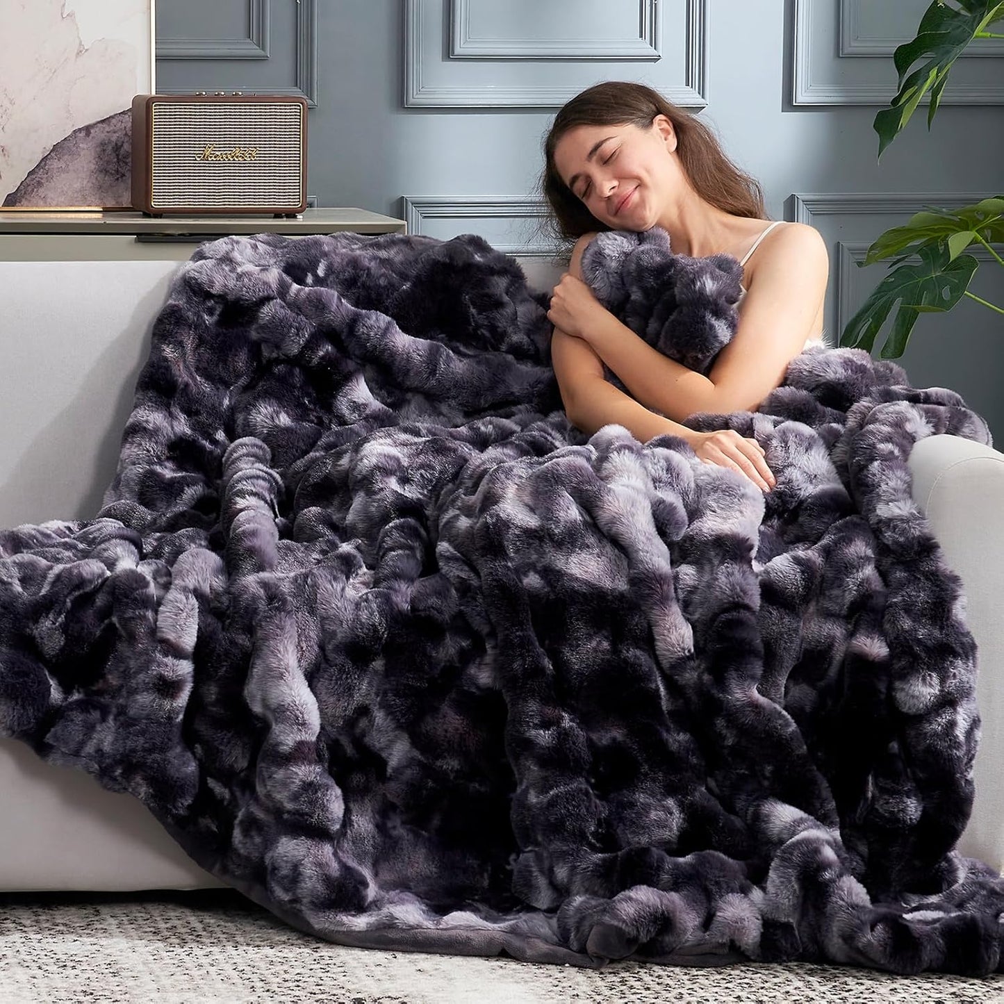 Cozy Bliss Faux Fur Throw Blanket for Couch, Fuzzy Soft Plush Thick Bubble Blanket for Sofa Bedroom Living Room,50 * 60 Inches Tie Dye Black