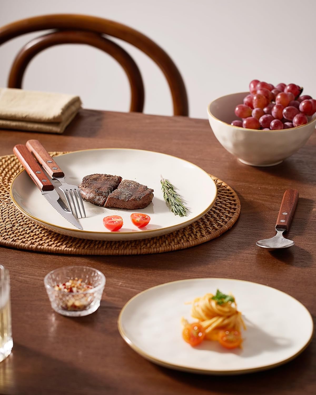 Famiware Dinnerware Sets for 4, Ocean Round 12-Piece Kitchen Plates and Bowls Sets, Microwave and Dishwasher Safe, Scratch Resistant, Vanilla White