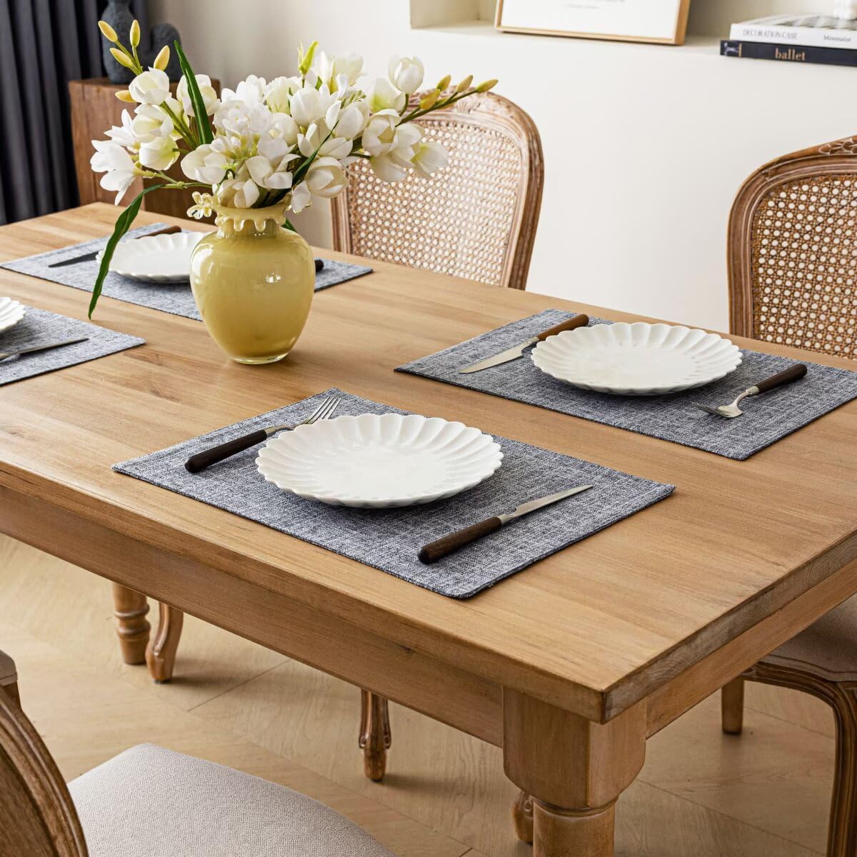 Placemats Set of 4, Bilayer Thickened Linen Place Mats Heat Resistant Machine Washable Wrinkle Free Carefully Selected Polyester Mats for Kitchen/Dining/Coffee Table (Light Grey)