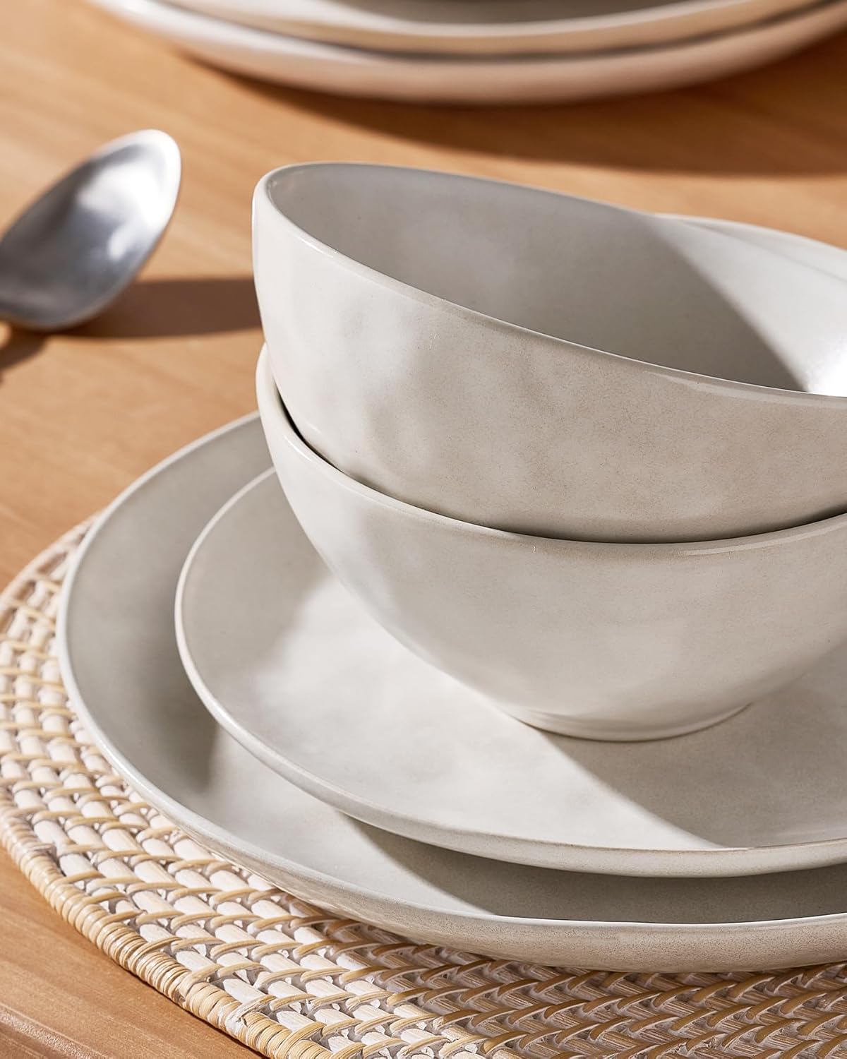 Famiware Dinnerware Sets for 8, Ocean Round 24-Piece Kitchen Plates and Bowls Sets, Microwave and Dishwasher Safe, Scratch Resistant, Matte White