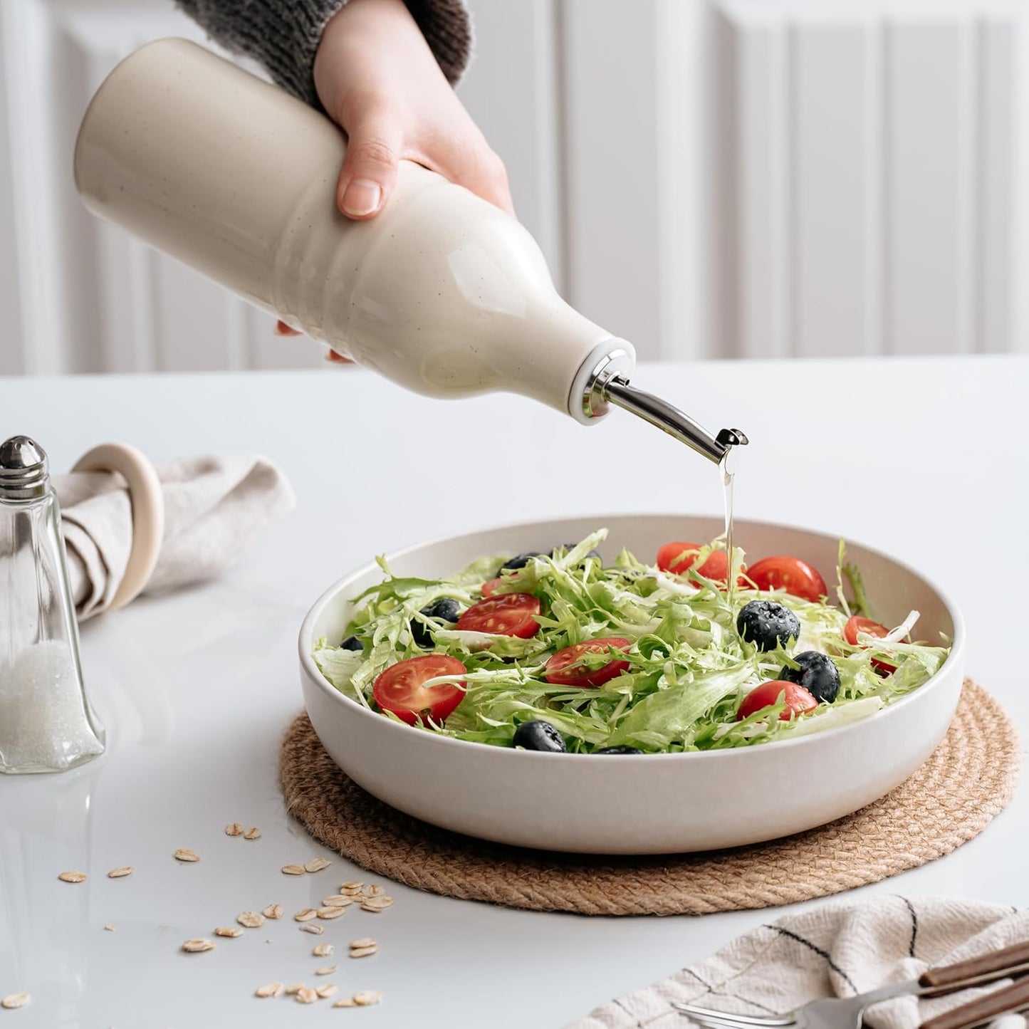 famiware Jupiter 16oz Ceramic Olive Oil Dispenser Bottle, Olive Oil and Vinegar Dispenser Bottle Set of 2 with Stainless Steel Pourers, Suitable for Storage Vinegar, Light Blue & Vanilla White