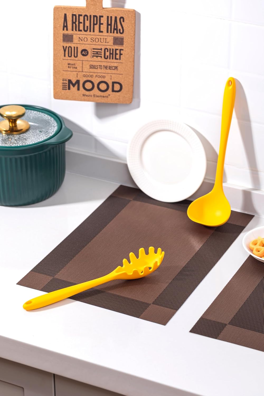 LEXMORE Placemats Set of 8 Vinyl/Plastic Woven Place Mats for Kitchen Table Indoor/Outdoor Washable Placemat Wipeable Dining Table Mats(Brown Cube)