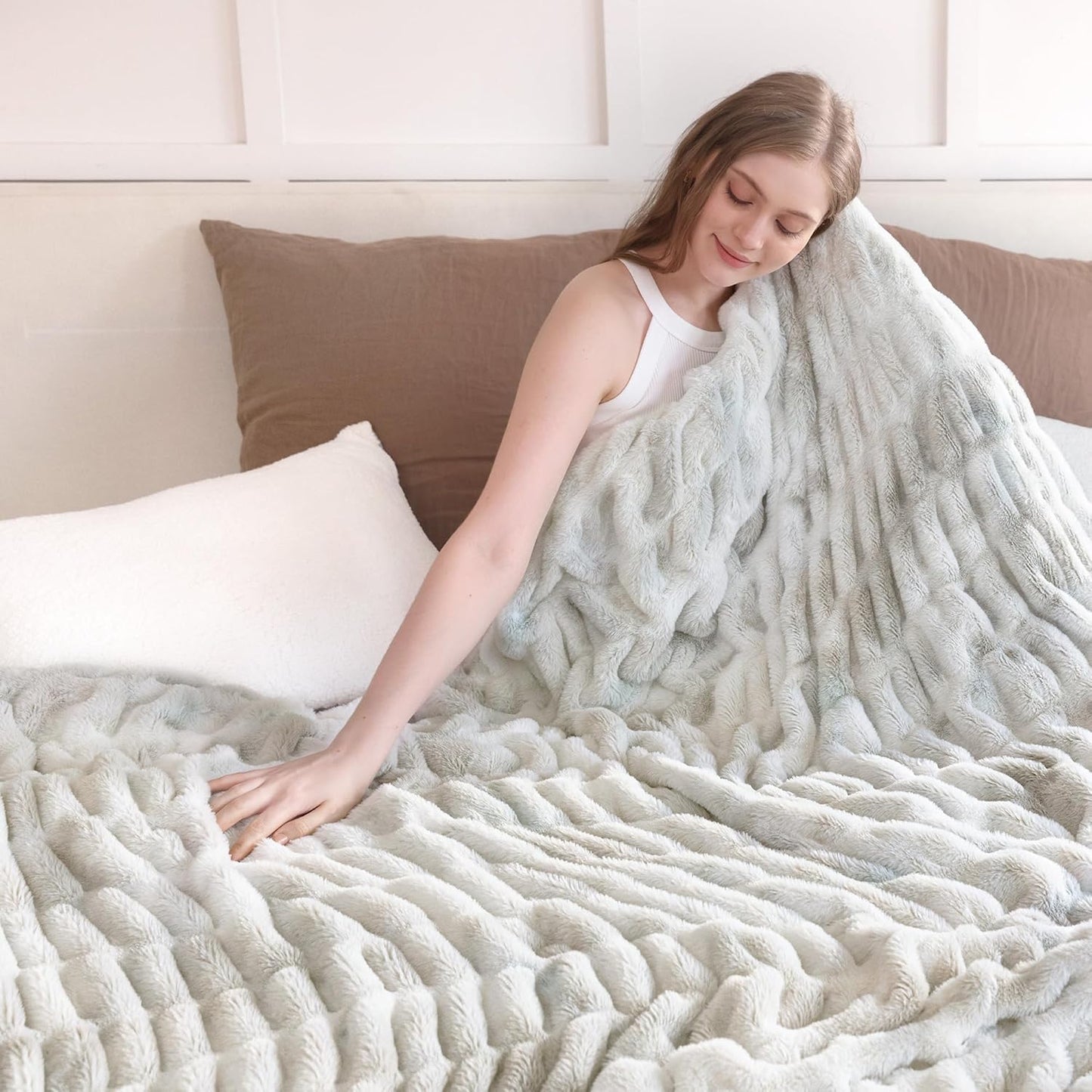 Faux Fur Blanket, Twin Size Oversized Throw Blanket for Couch, Fluffy Blanket with Stretch Ruched Design, Ultra Soft Giftable Home Decor, 60x80 inches, Tie-Dyed in White and Gray