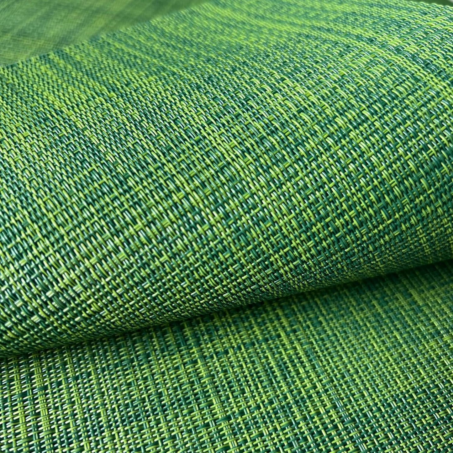 WAZAIGUR Placemats Set of 4 for Dining Table Heat-Resistant Washable Place Mats Woven Vinyl Kitchen Table Mats Easy to Clean,Hunter Green